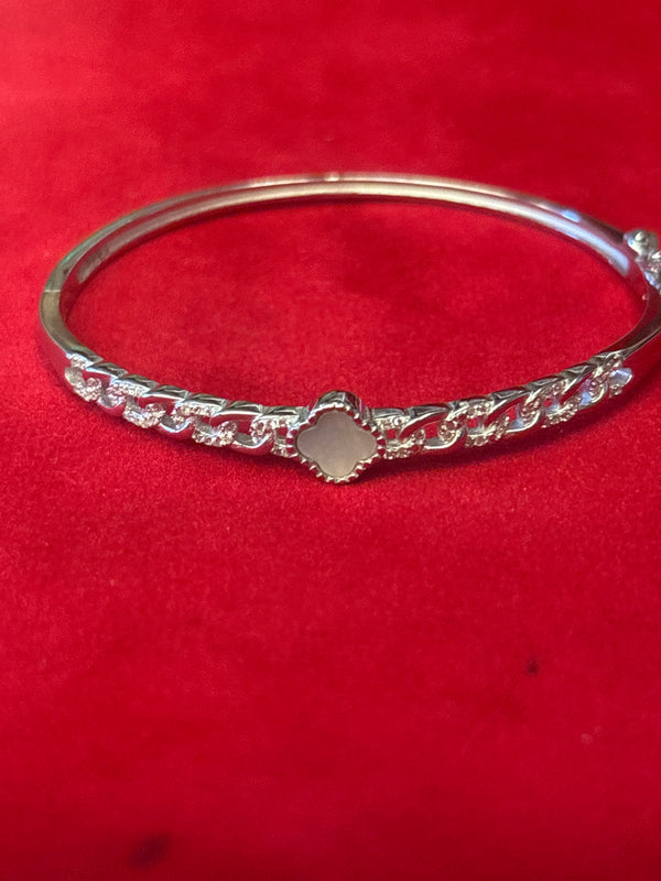 Radiant Clover Chain Kada – A Touch of Lucky Elegance